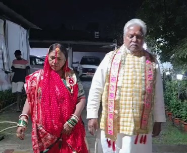 देशभर के नेताओं ने मनाया करवा चौथ, चांद के दर्शन के बाद व्रत खोला
