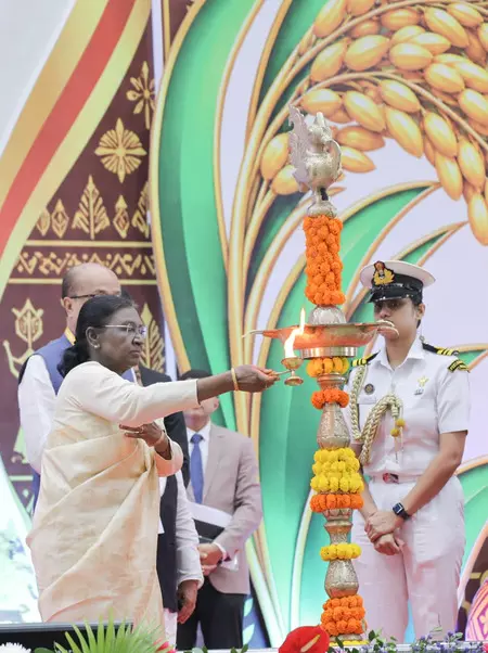 राष्ट्रपति द्रौपदी मुर्मु ने युवाओं को बड़े सपने देखने और सेवा से जोड़ने का आह्वान किया
