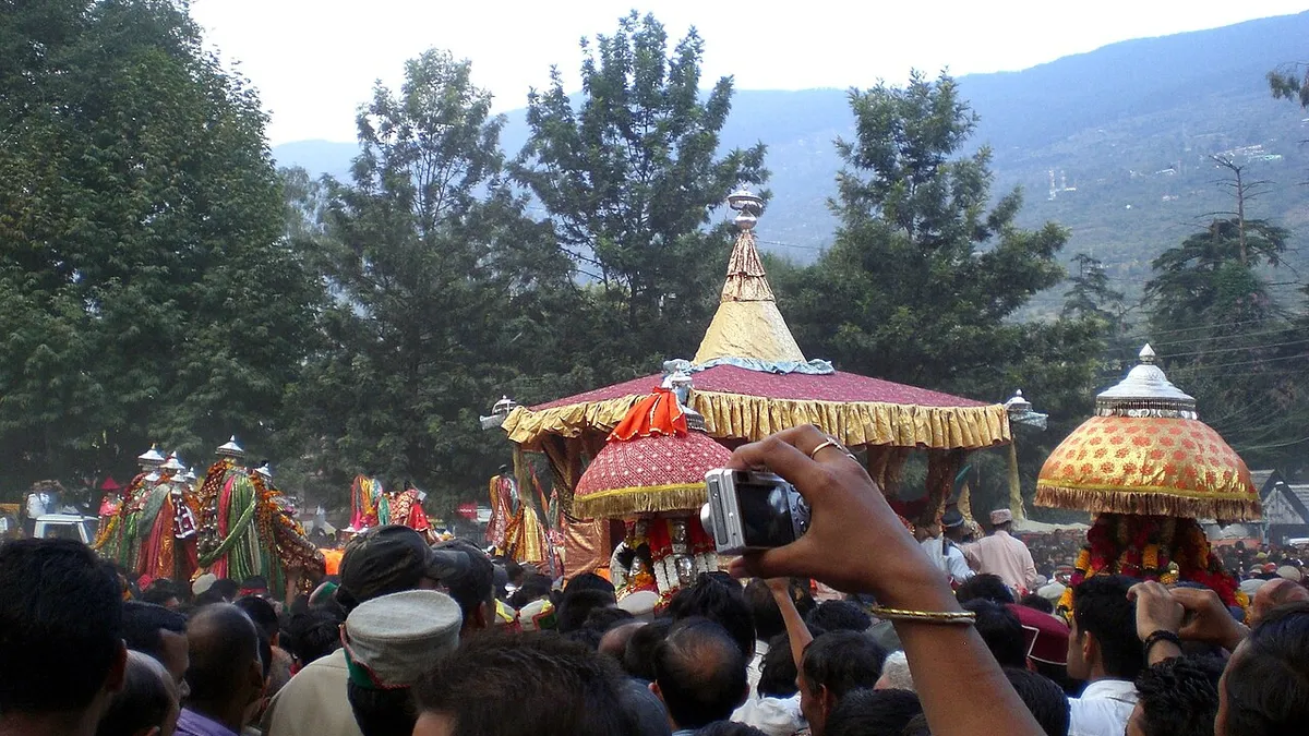 अंतरराष्ट्रीय कुल्लू दशहरा: ढालपुर पहुंचे 200 देवी-देवता, रथयात्रा से शुभारंभ
