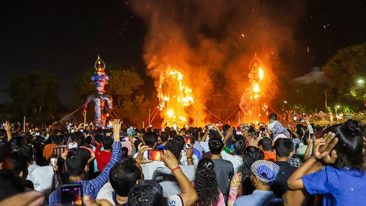 कोटा में जेठी समाज के पहलवानों ने पैरों से रौंदा मिट्टी का रावण, 150 साल पुरानी परंपरा
