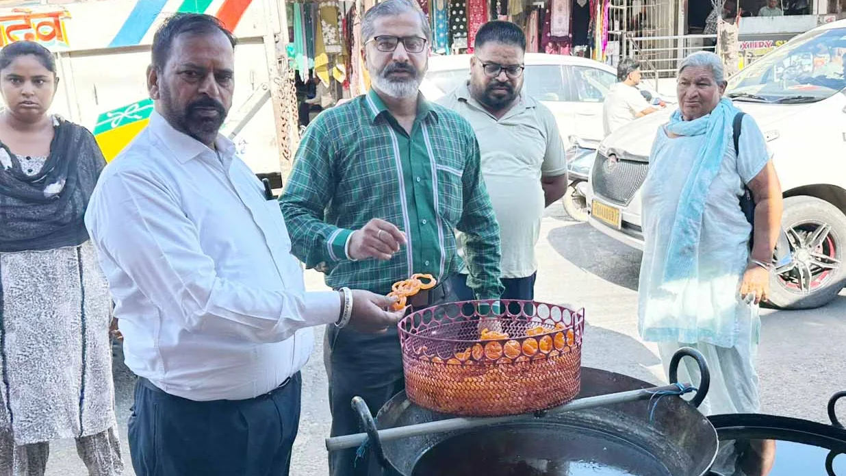 अधिक मात्रा में फूड कलर का इस्तेमाल करके बनाई गई जलेबी नष्ट, बिना एक्सपायरी डेट वाली सॉस भी मौके पर नष्ट