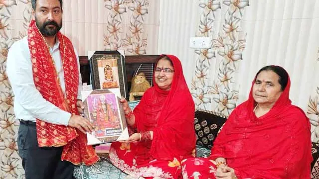 दातारपुर दुर्गा शक्ति मंदिर में भाजपा नेता हरसिमरत शाही को किया सम्मानित