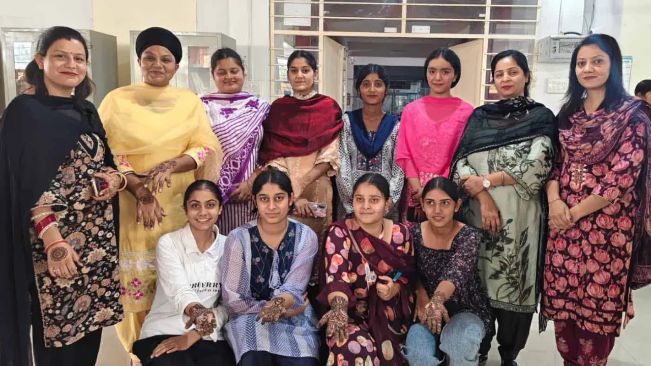 केएमएस कॉलेज में किया गया करवा चौथ के अवसर पर मेहंदी प्रतियोगिता का आयोजन : प्रिंसिपल डॉ.मानव सैनी