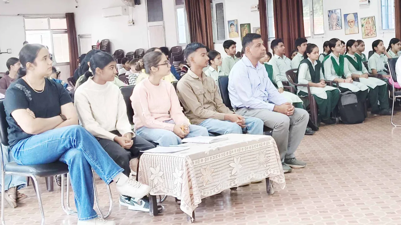 नशे से दूर रहकर पढ़ाई, खेल और भविष्य पर ध्यान केंद्रित करें युवा : अंजू शर्मा